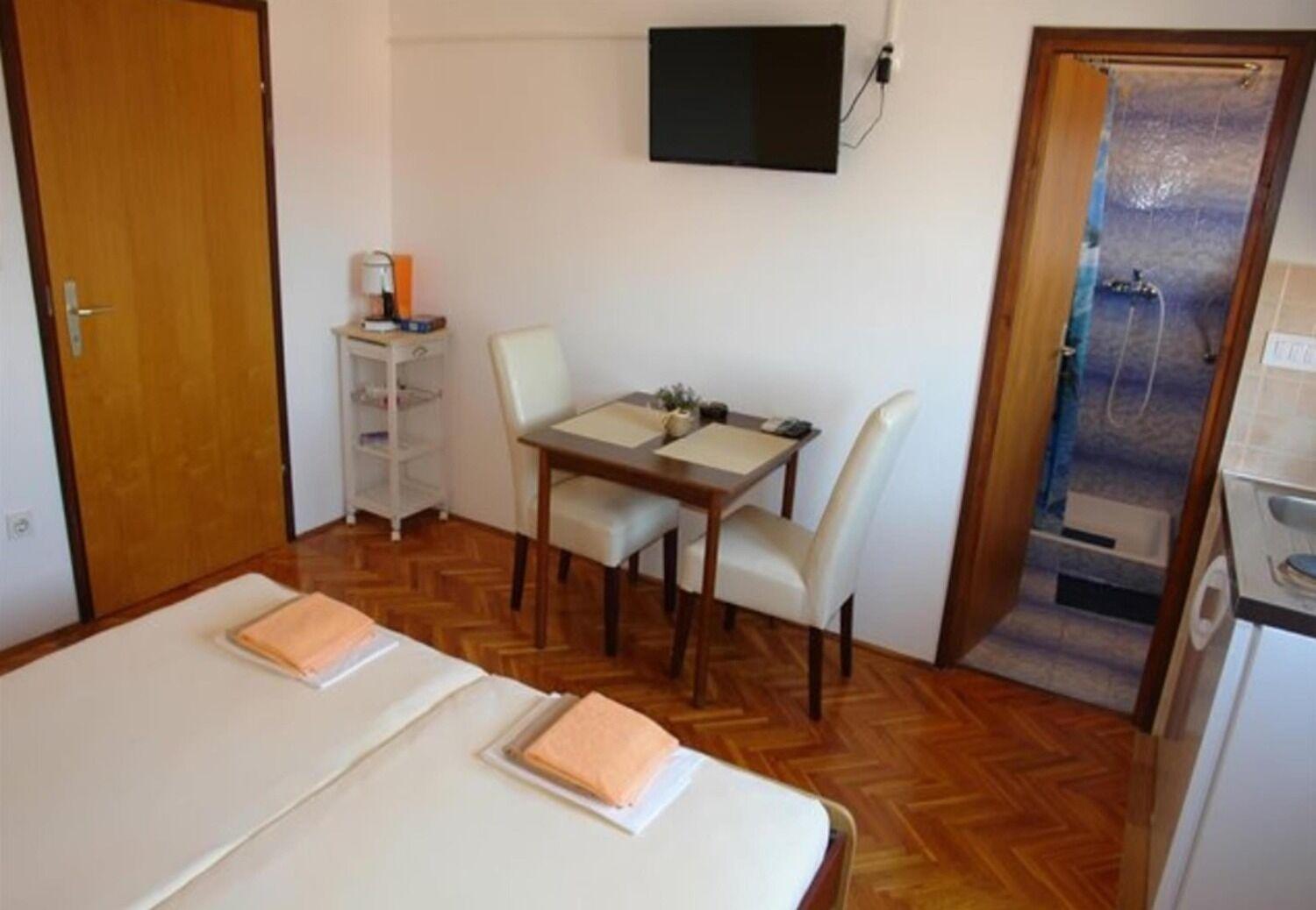 Apartments And Rooms Ognjen - Family Apartments With Free Parking Betina  Εξωτερικό φωτογραφία