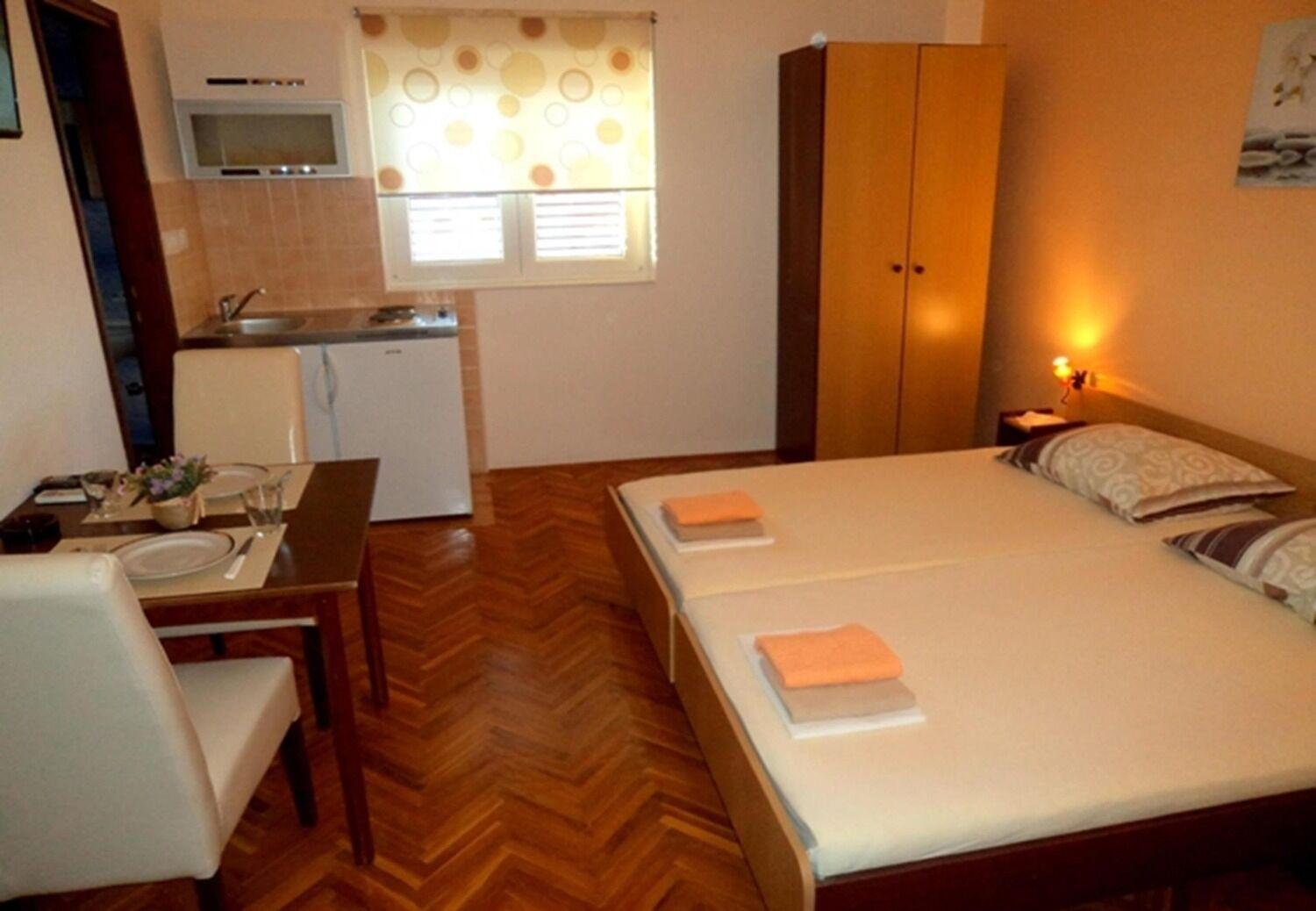 Apartments And Rooms Ognjen - Family Apartments With Free Parking Betina  Εξωτερικό φωτογραφία