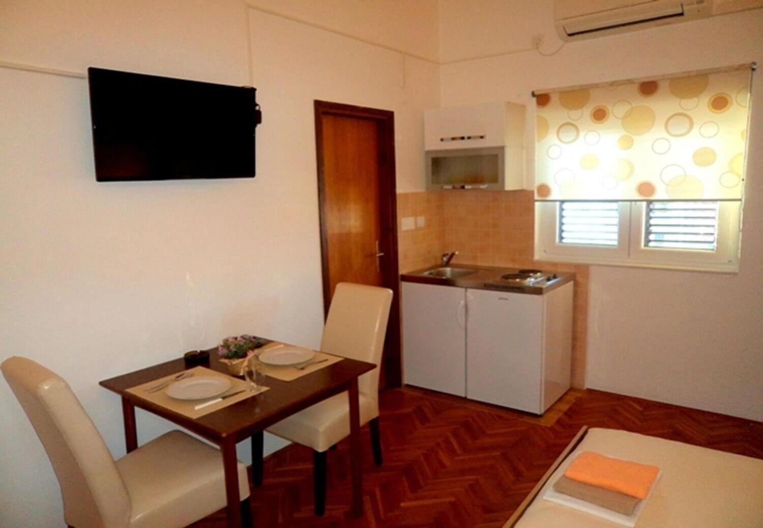 Apartments And Rooms Ognjen - Family Apartments With Free Parking Betina  Εξωτερικό φωτογραφία