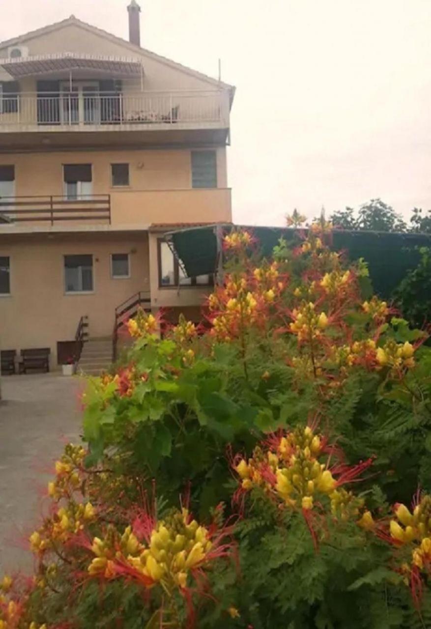 Apartments And Rooms Ognjen - Family Apartments With Free Parking Betina  Εξωτερικό φωτογραφία