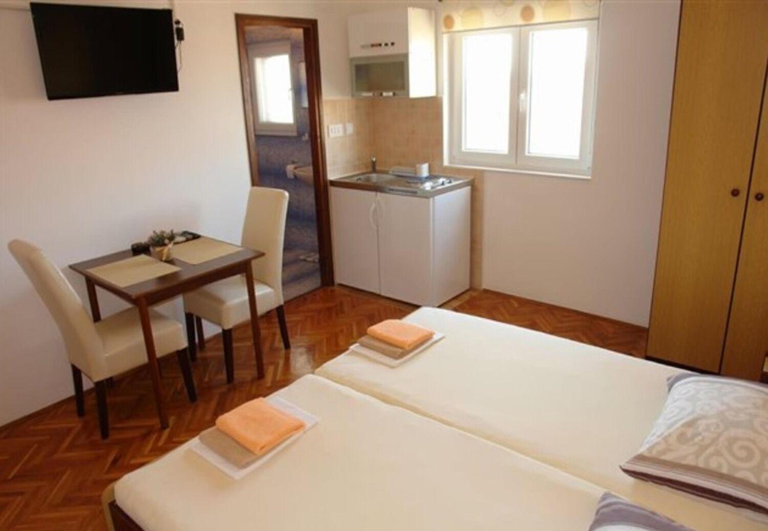 Apartments And Rooms Ognjen - Family Apartments With Free Parking Betina  Εξωτερικό φωτογραφία
